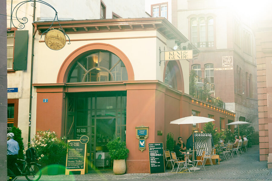 Exterior of Kunst & Gunde restaurant with outdoor seating on a cobblestone street.