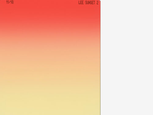 Ein Farbverlauf von kräftigem Rot oben zu hellem Gelb unten mit der Aufschrift Lee Sunset 2.