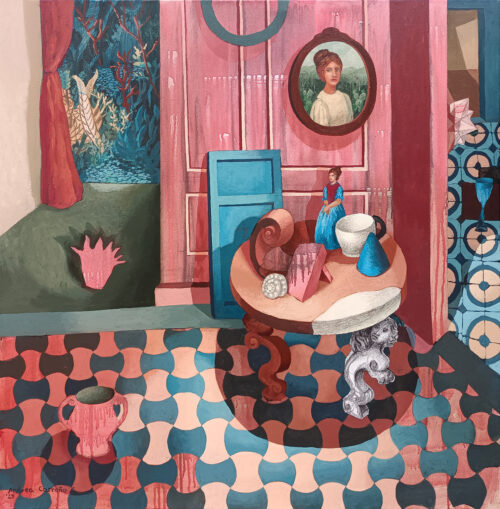 Surreales Gemälde mit einem pinken Raum, geometrischem Boden und einer kleinen Frau an einem Tisch.