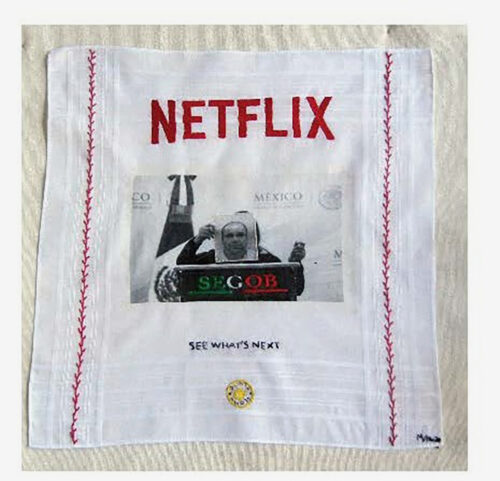 Weißes Tuch mit rotem Netflix-Schriftzug, einem Schwarz-Weiß-Foto und der Aufschrift See what's next.