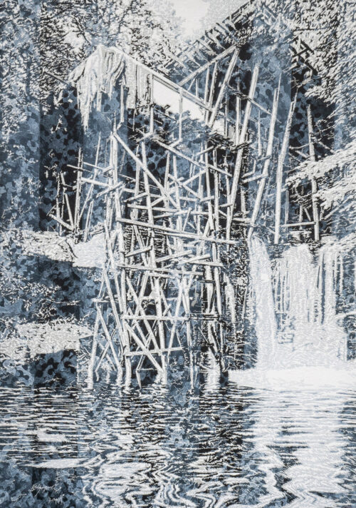 Schwarz-weißes Kunstwerk einer komplexen Holzkonstruktion an einem Wasserfall über einem See.