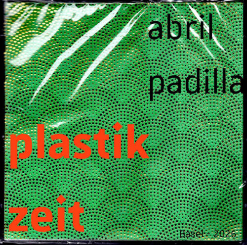 Grüner, perforierter Hintergrund mit der Aufschrift Plastikzeit von Abril Padilla, Basel 2026.