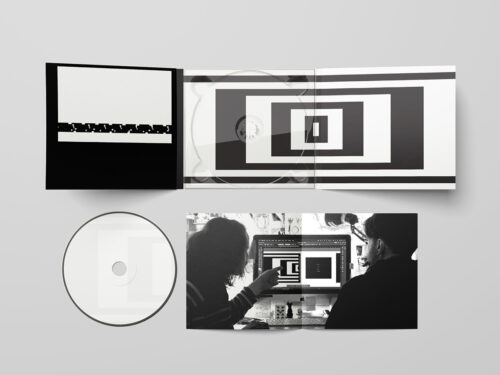 Schwarz-weißes CD-Design mit minimalistischen geometrischen Mustern und einem Foto.