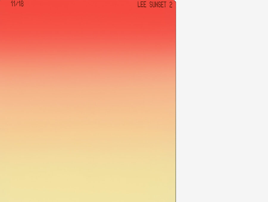 Ein Farbverlauf von kräftigem Rot oben zu hellem Gelb unten mit der Aufschrift Lee Sunset 2.