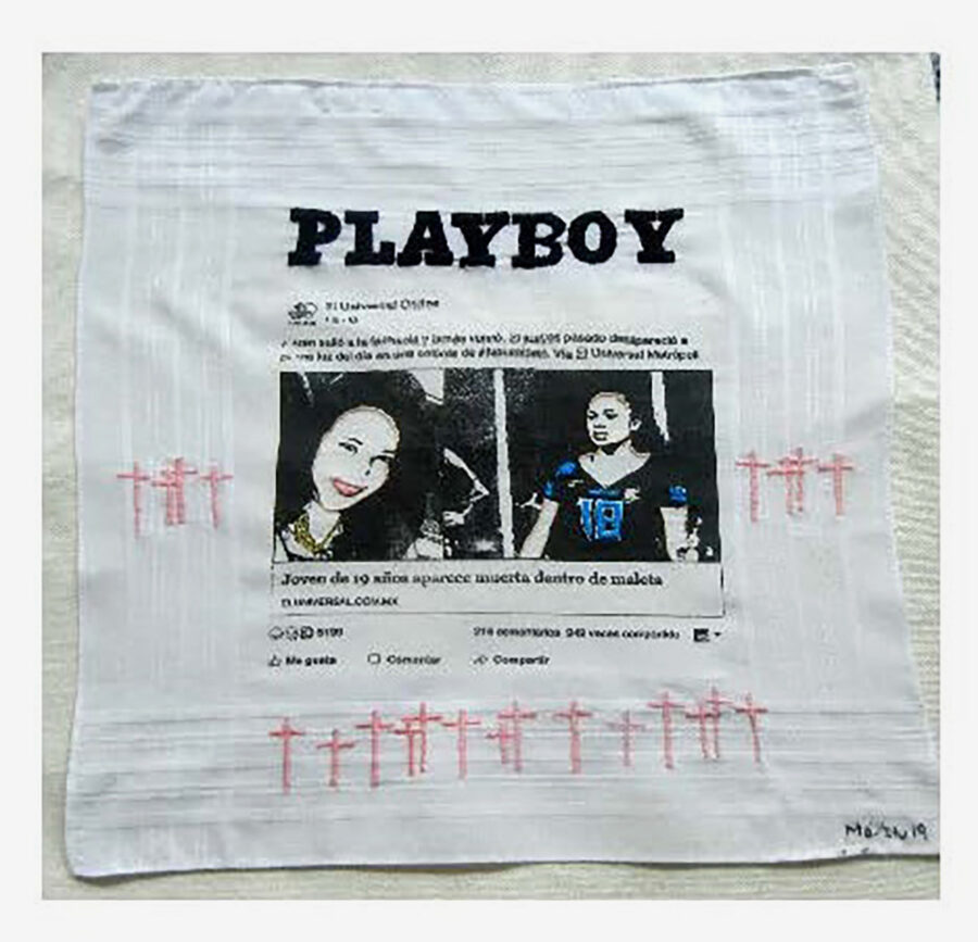 Weißes Tuch mit Playboy-Schriftzug, einem Nachrichtenbeitrag über ein Femizid und rosa Kreuzen.