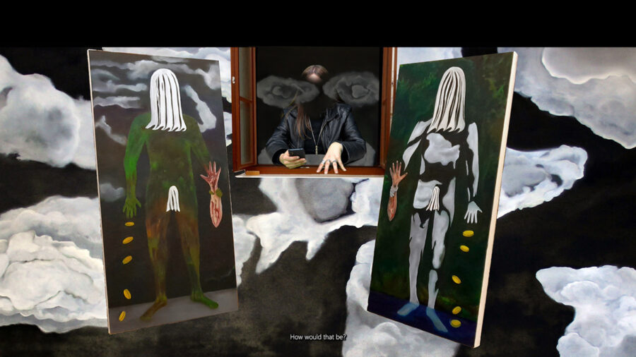 Eine Person in Lederjacke zwischen zwei surrealistischen Gemälden vor einem bewölkten Hintergrund.