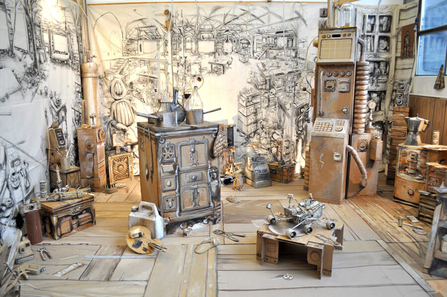 Ein surrealer Raum mit steampunk-artigen Metallmaschinen vor einer detaillierten Strichzeichnung.