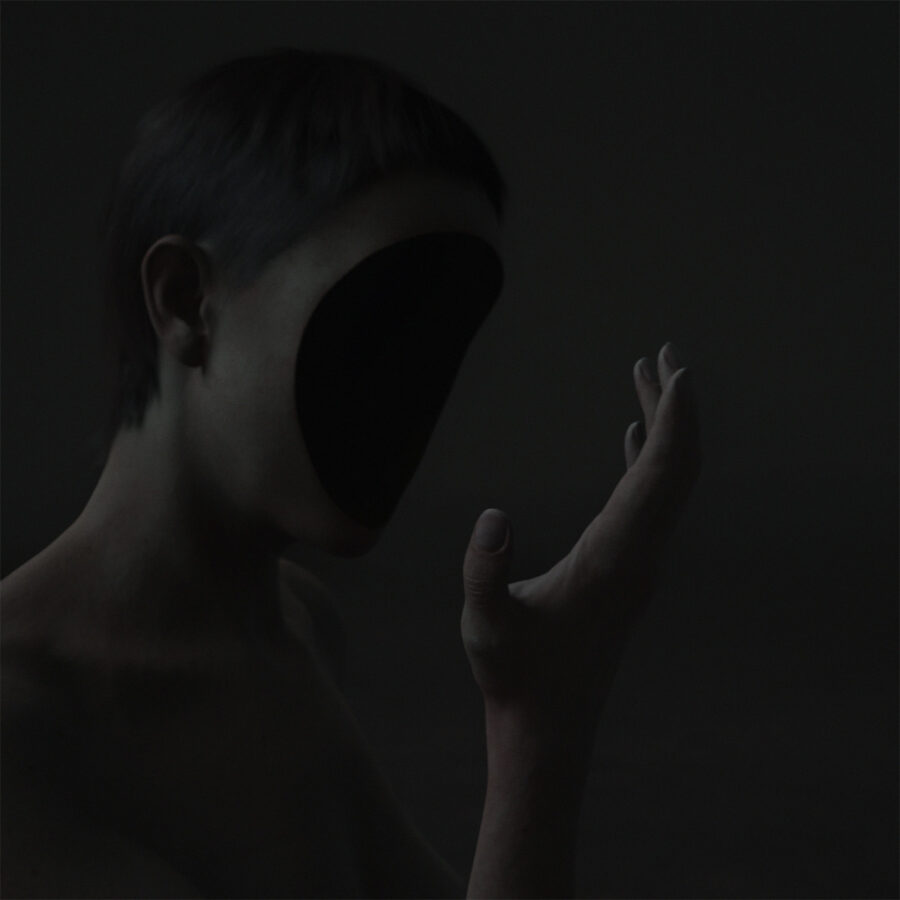 Düsteres Porträt einer Person mit einem schwarzen Oval anstelle des Gesichts und erhobener Hand.