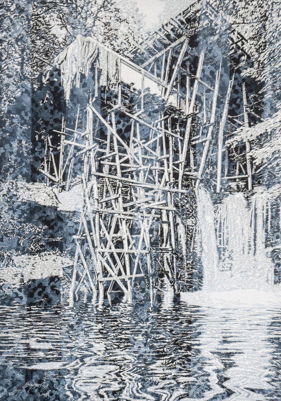 Schwarz-weißes Kunstwerk einer komplexen Holzkonstruktion an einem Wasserfall über einem See.