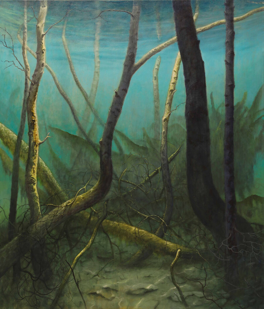 Ein surrealistisches Gemälde von kahlen Bäumen in einem tiefblauen, unterwasserähnlichen Raum.