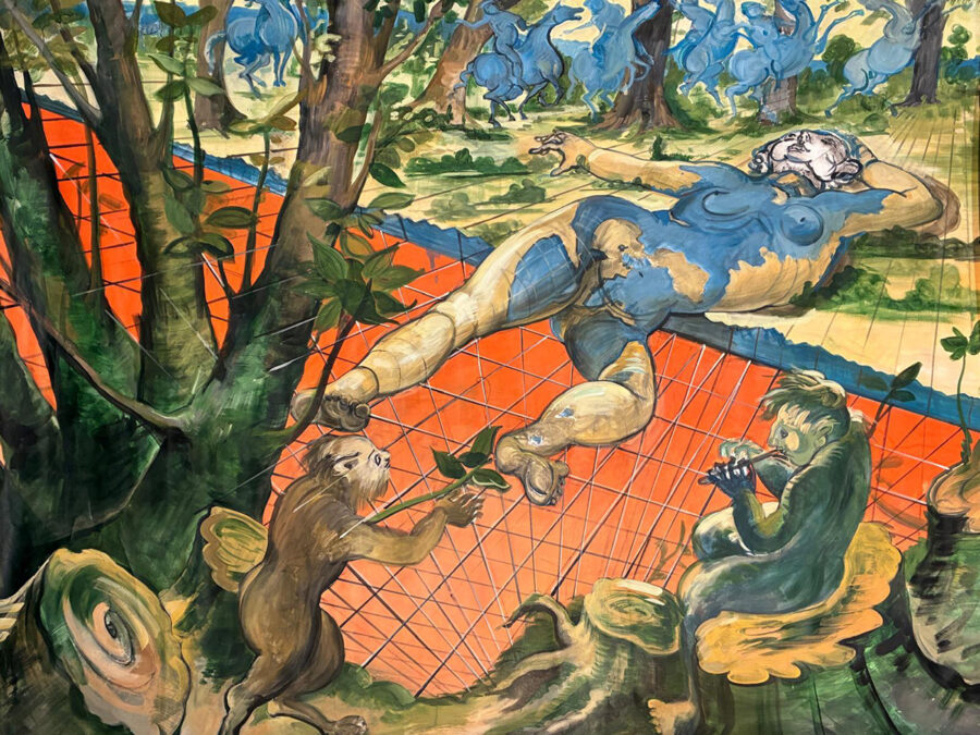 Surrealistisches Gemälde einer liegenden Figur mit blau-gelber Haut in einer fantastischen Landschaft.