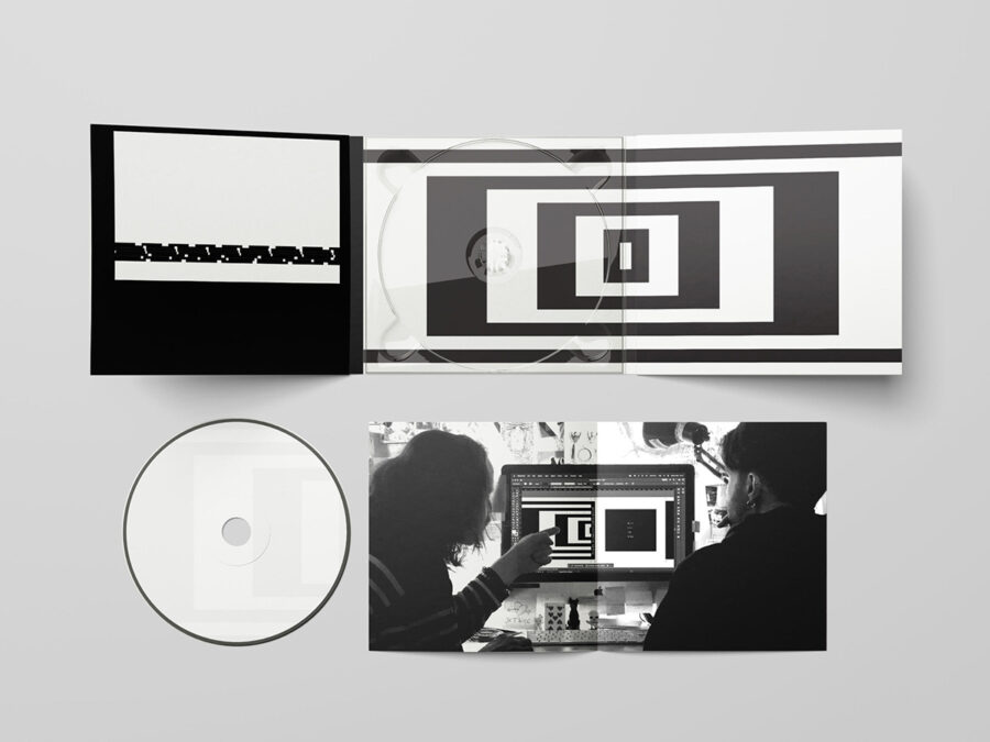 Schwarz-weißes CD-Design mit minimalistischen geometrischen Mustern und einem Foto.