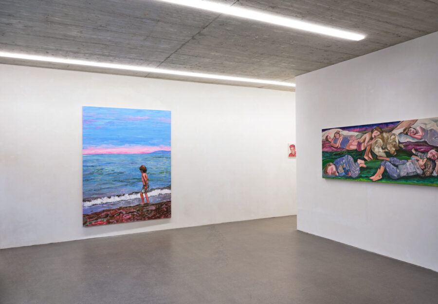 Ein heller Ausstellungsraum mit drei farbenfrohen, modernen Gemälden an weißen Wänden.