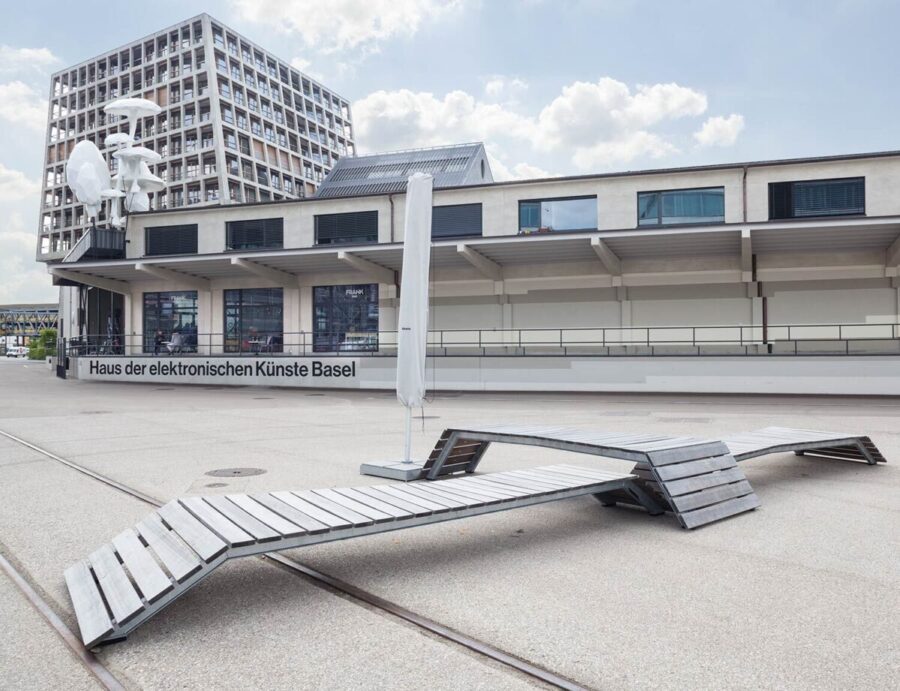 Moderne Holzskulptur vor dem Gebäude des Hauses der elektronischen Künste in Basel.