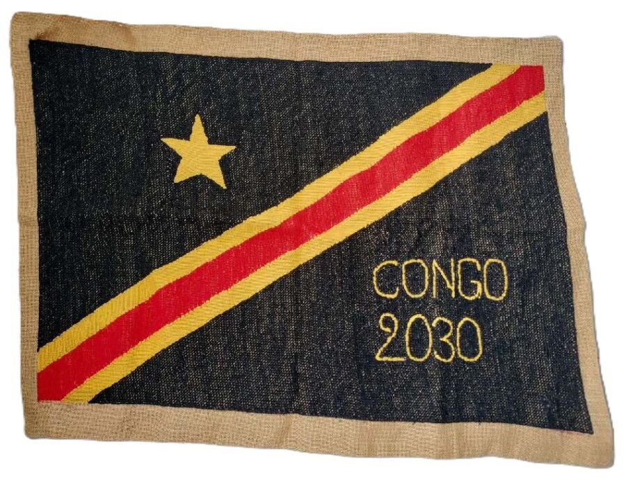 Ein gewebtes Tuch in den Farben der Demokratischen Republik Kongo mit der Aufschrift Congo 2030.